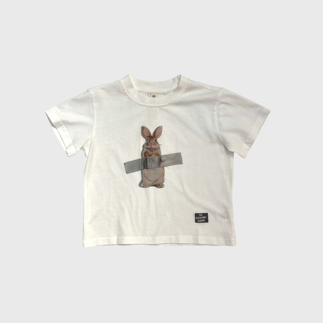 Белая футболка с зайцем