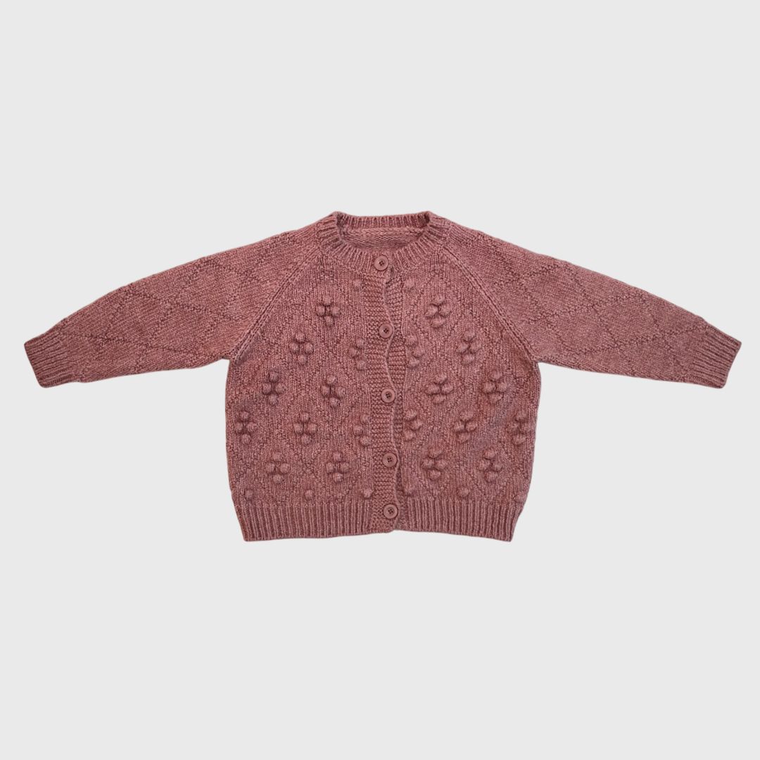 Розовый вязаный кардиган косичка