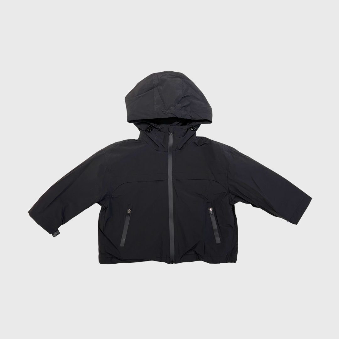 Чёрная плащевая куртка с капюшоном