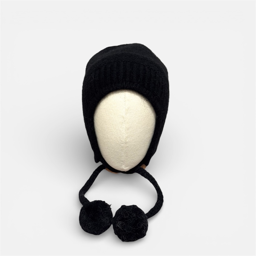 Черная шапка с ушками