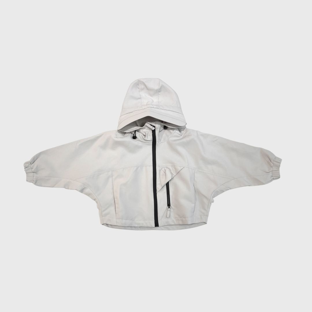 Светлая куртка с капюшоном