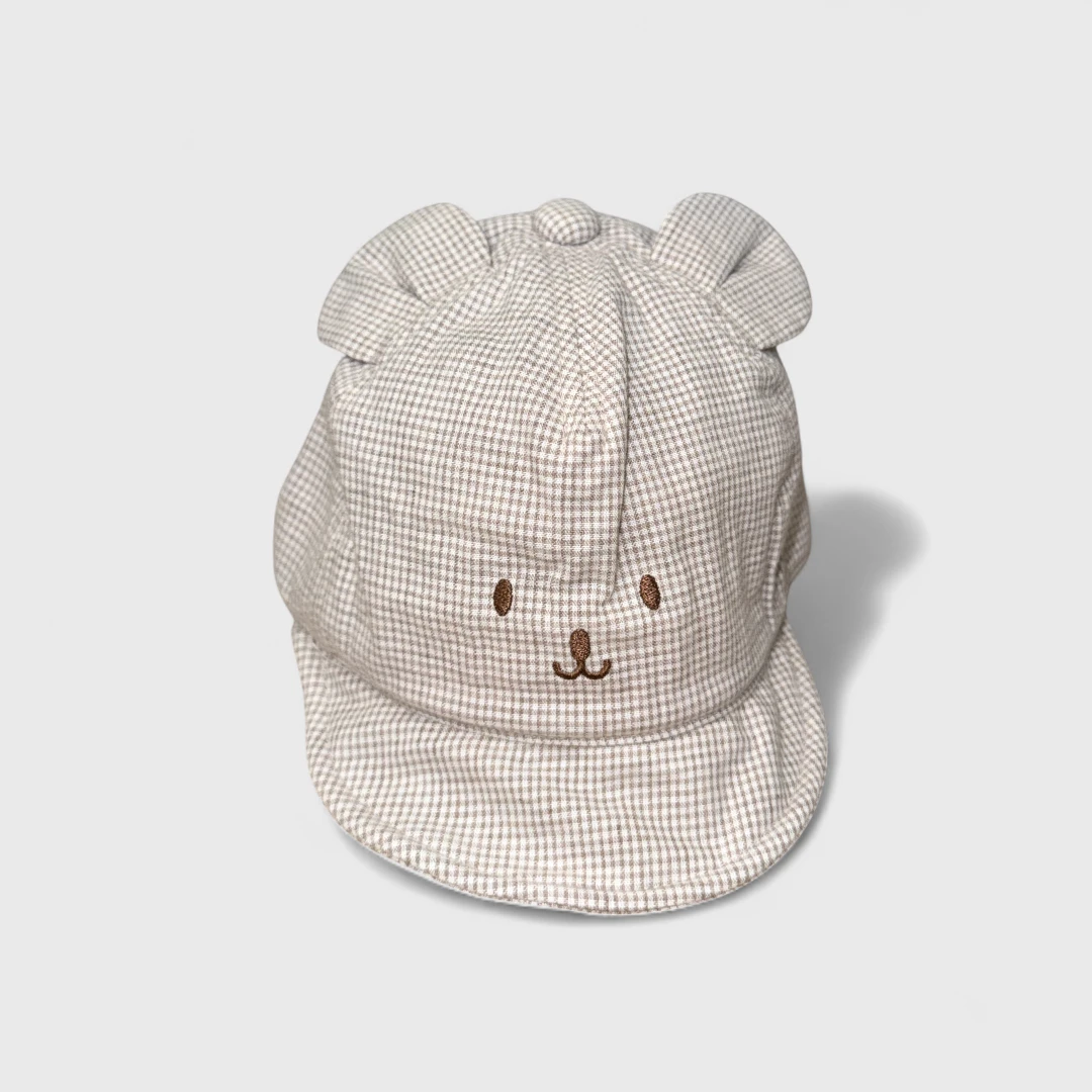 Бежевая кепка с ушками