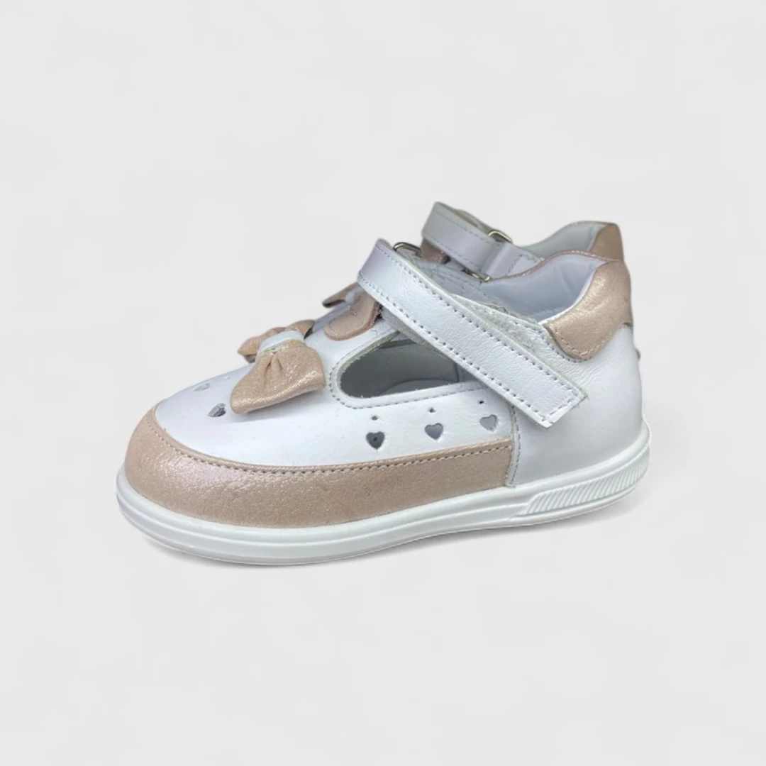 Белые сандалики с бантиками