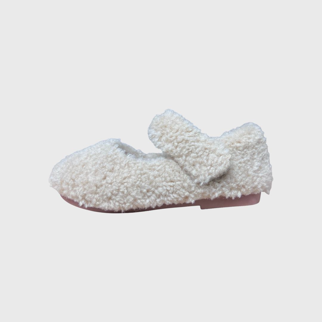 Белые мягкие балетки с ремешком