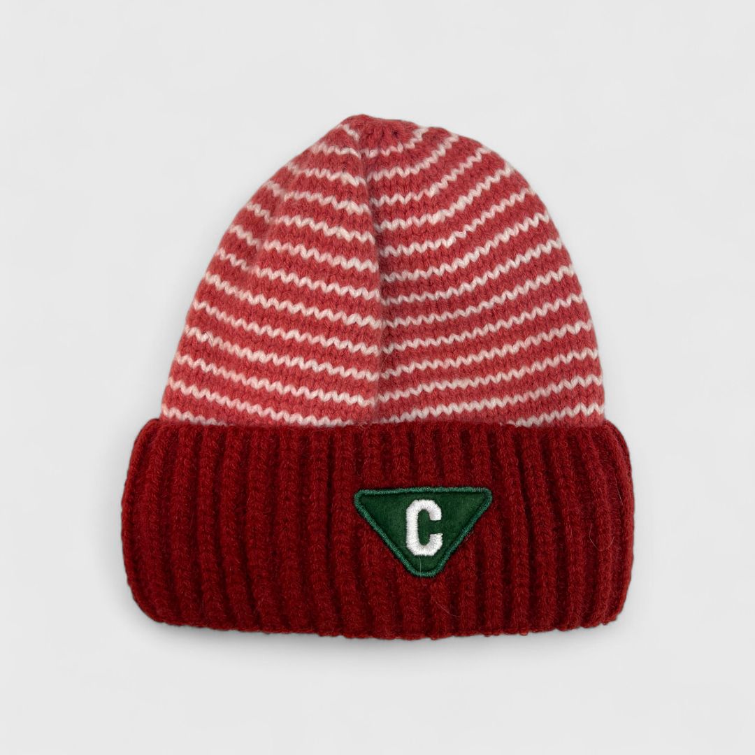 Красная вязаная шапка с полосками