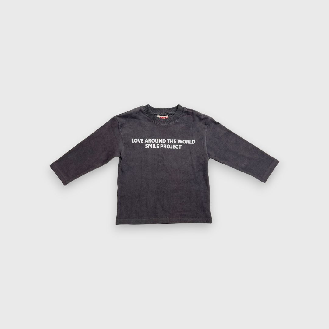 Темная футболка с длинным рукавом