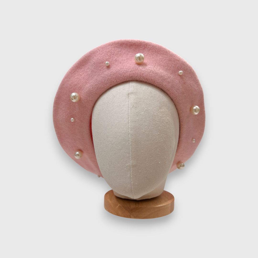 Розовый берет с жемчугом