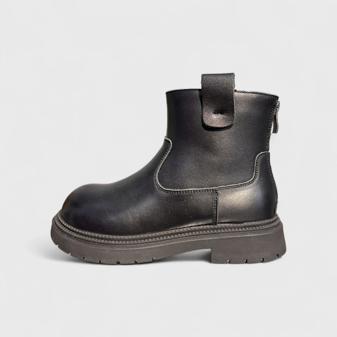 Черные кожаные ботинки