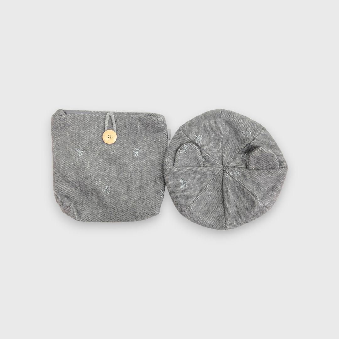 Серая детская шапка с ушками и сумкой 