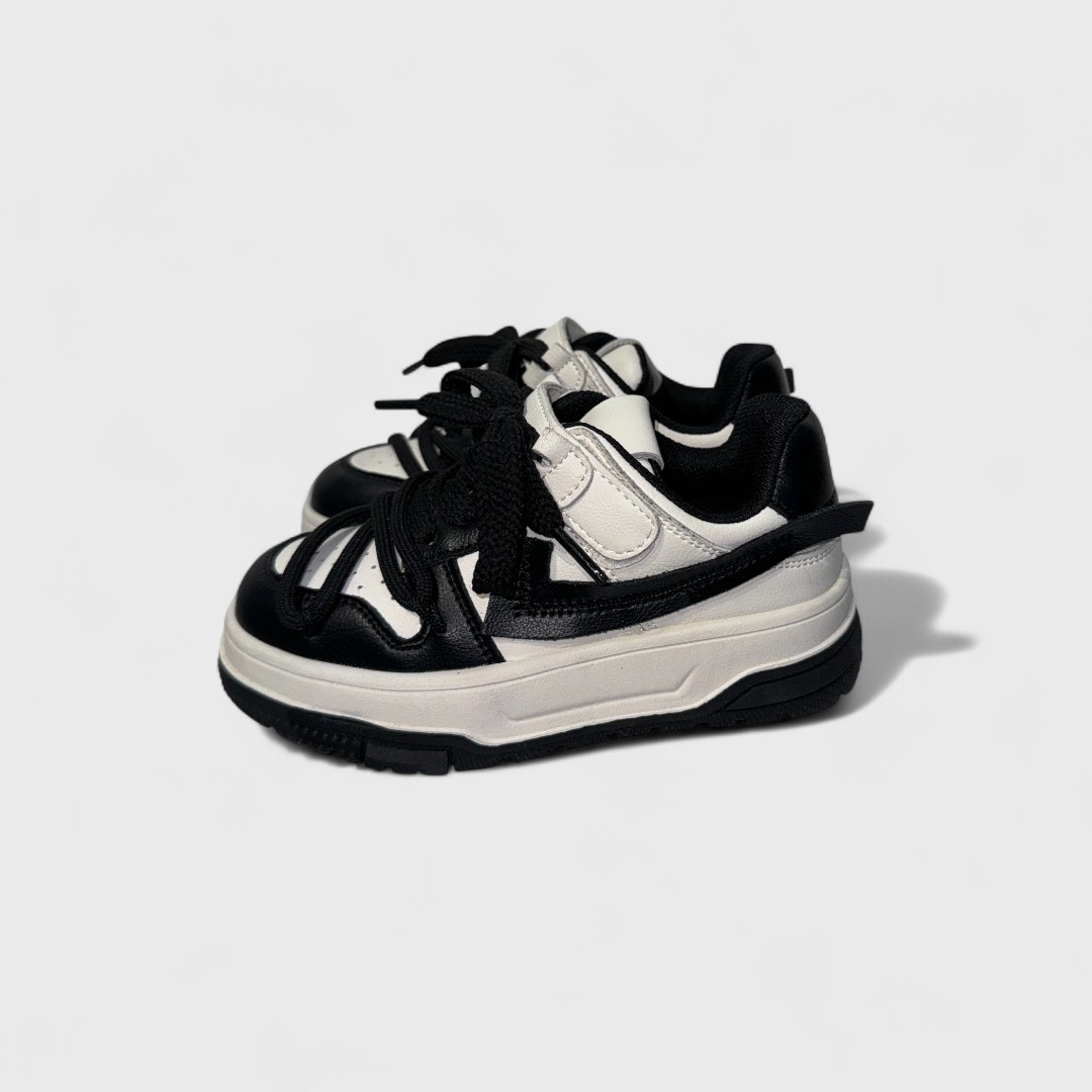 Черно-белые кроссовки 