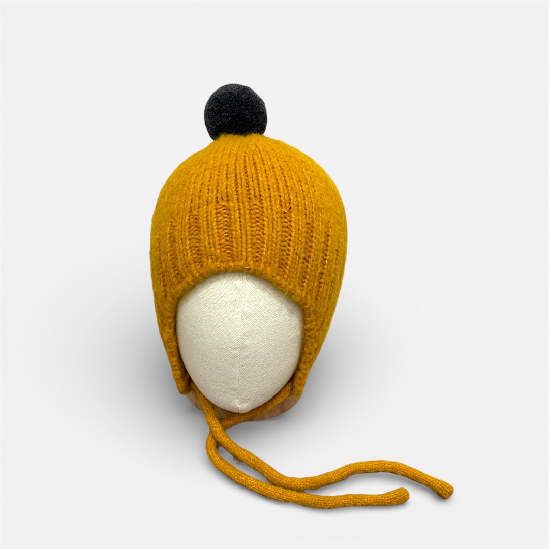 Шапка горчичного цвета с помпоном