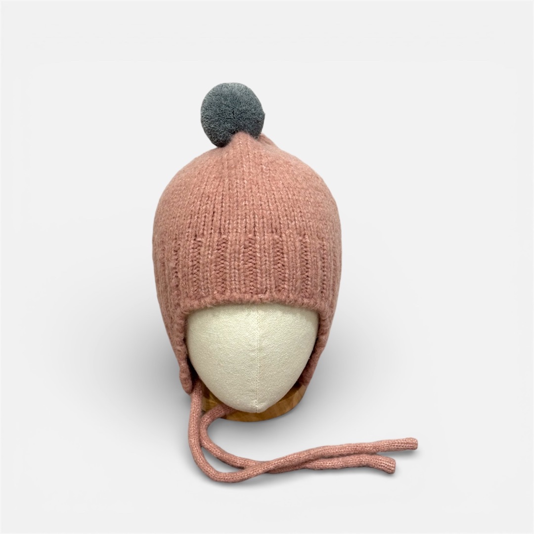 Розовая шапка с помпоном
