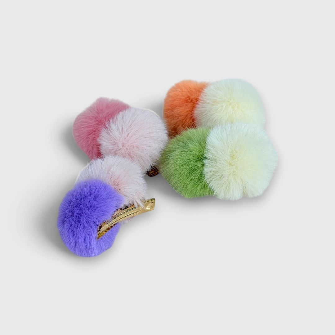 Многоцветные заколки с помпонами