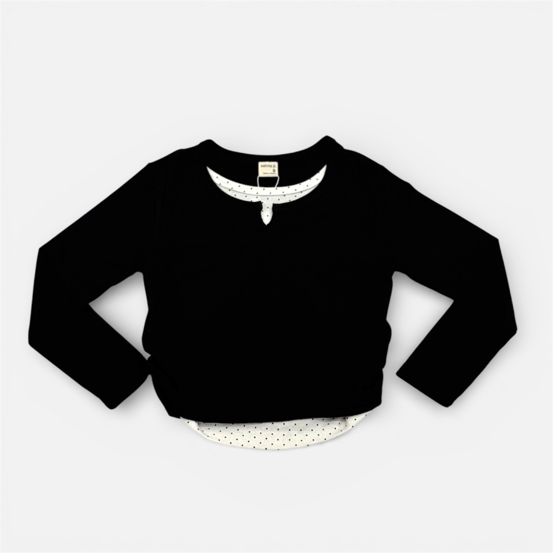 Черный свитер с белым воротником