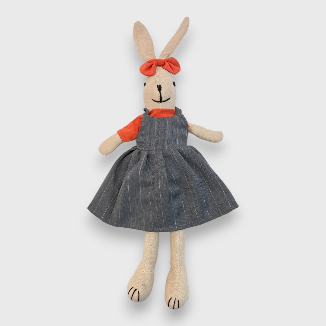 Серая игрушка-кролик с нарядом