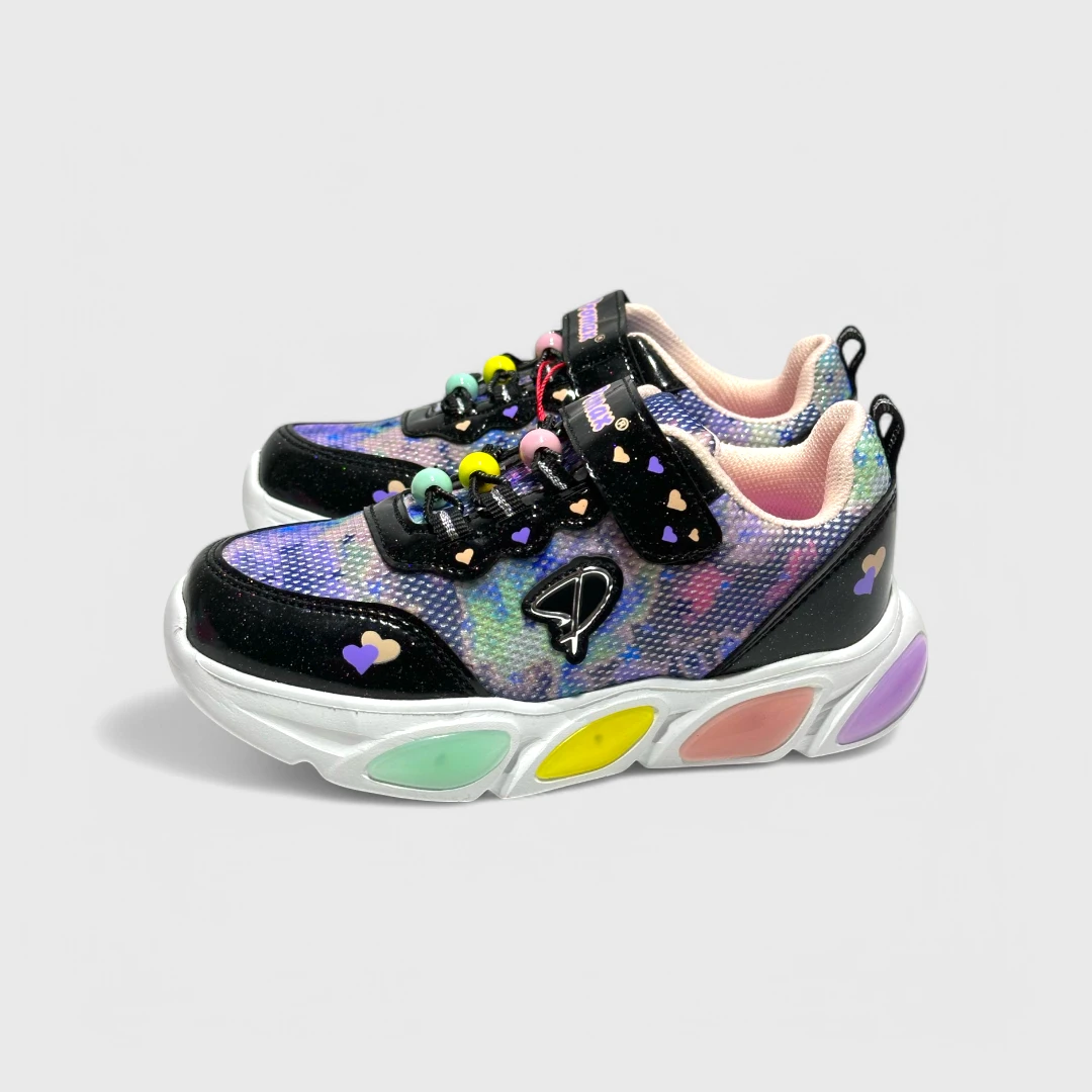 Яркие светящиеся кроссовки с сердечками