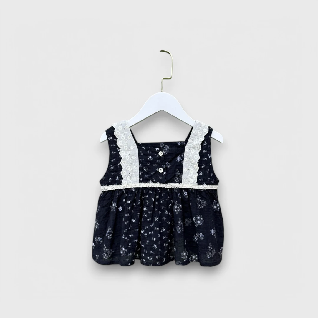 Темно-синяя блузка с кружевом