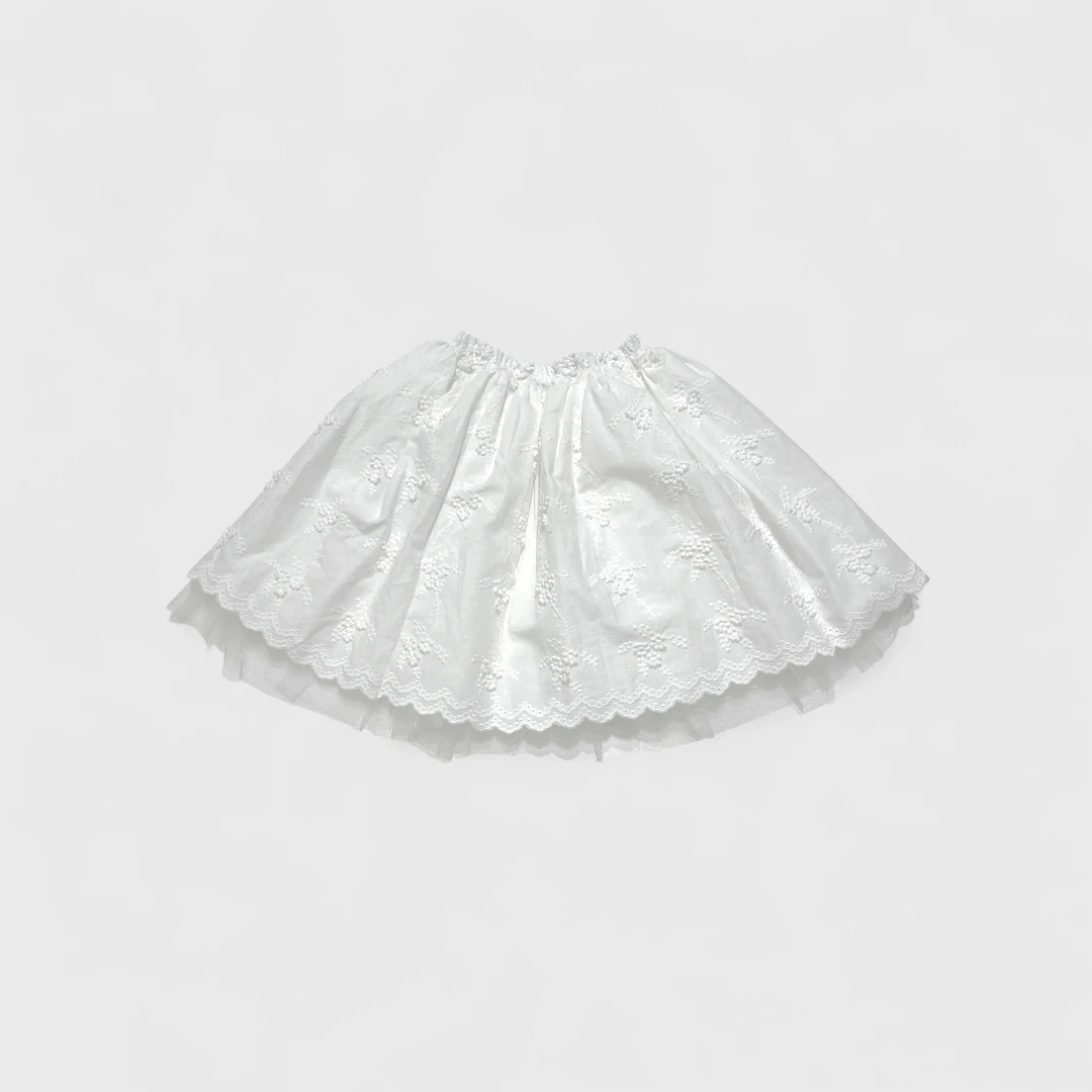 Белая юбка с вышивкой