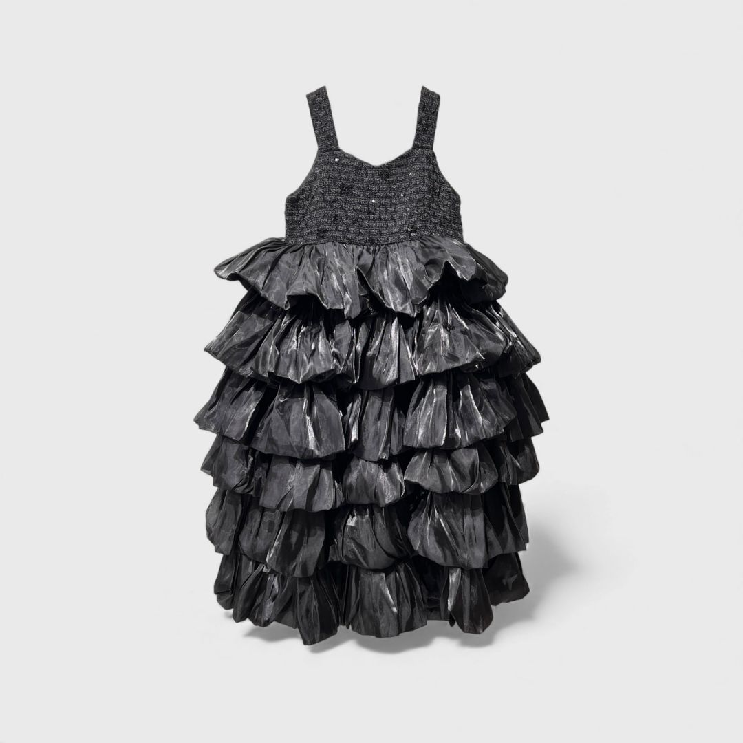 Черное платье с рюшами