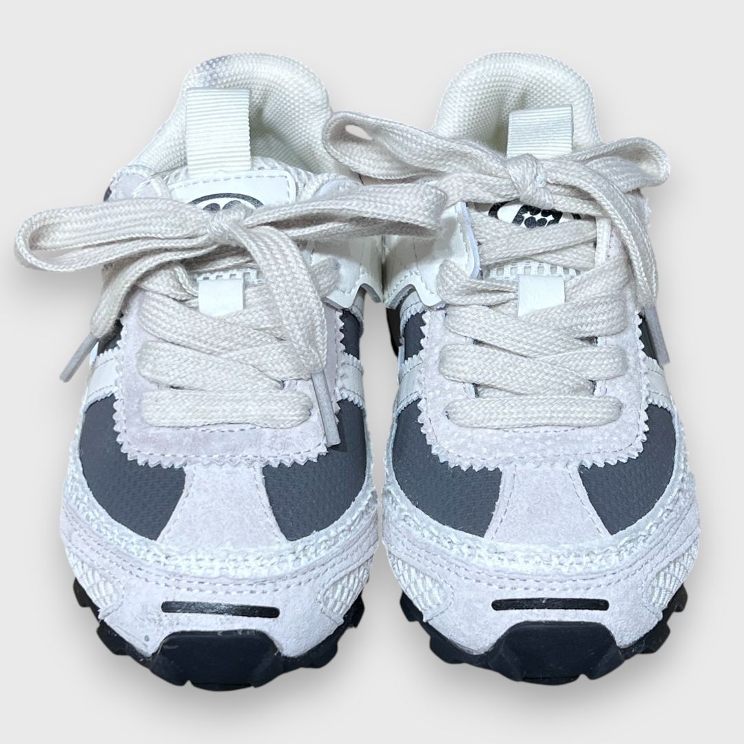Серые кроссовки Adidas с белыми вставками