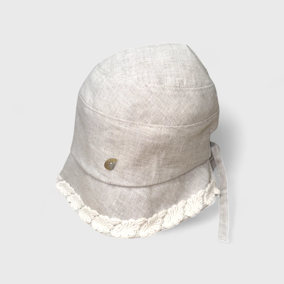 Бежевая шляпка с кружевом