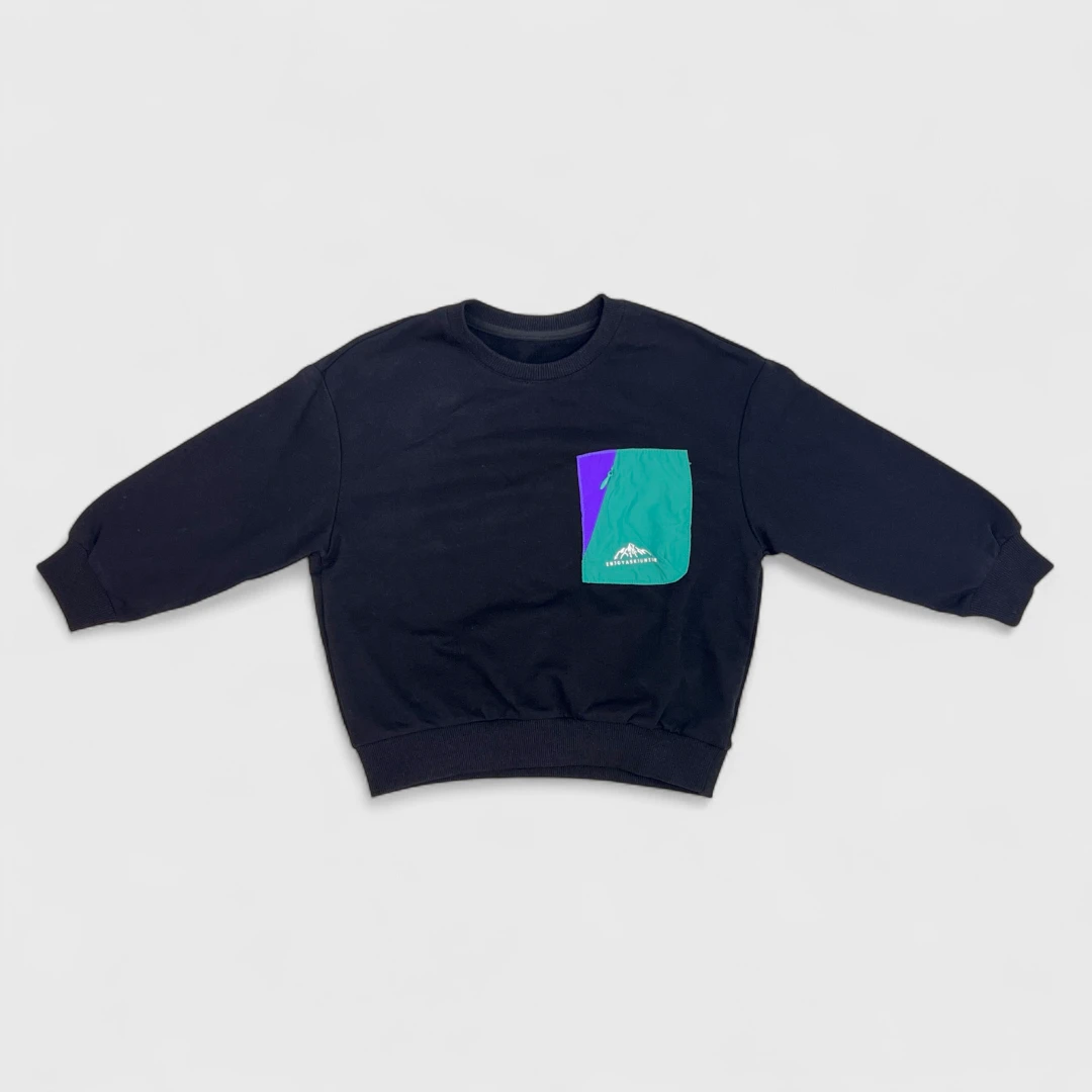 Темный свитшот с ярким карманом