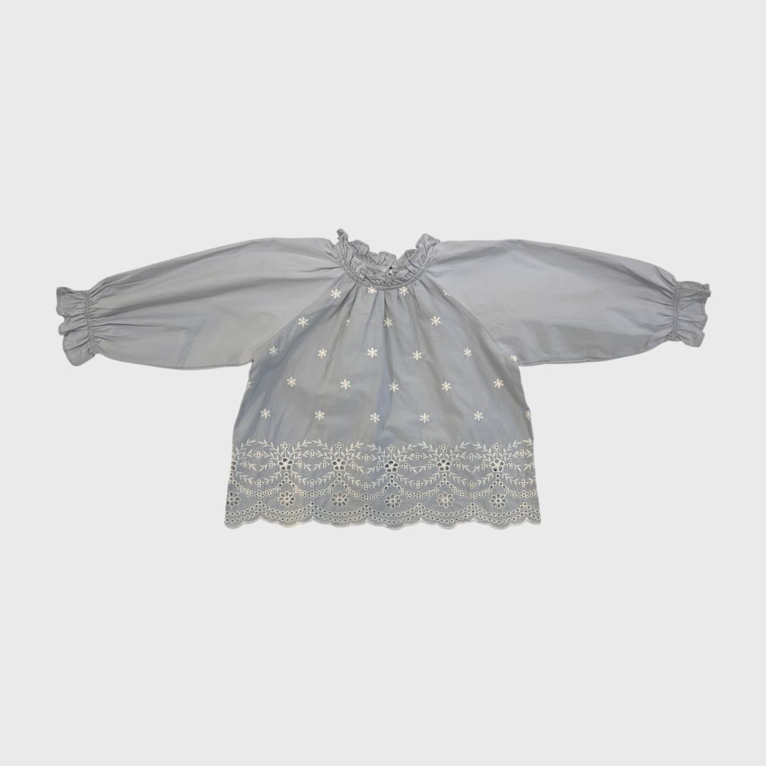 Голубая блузка с ажурными цветами