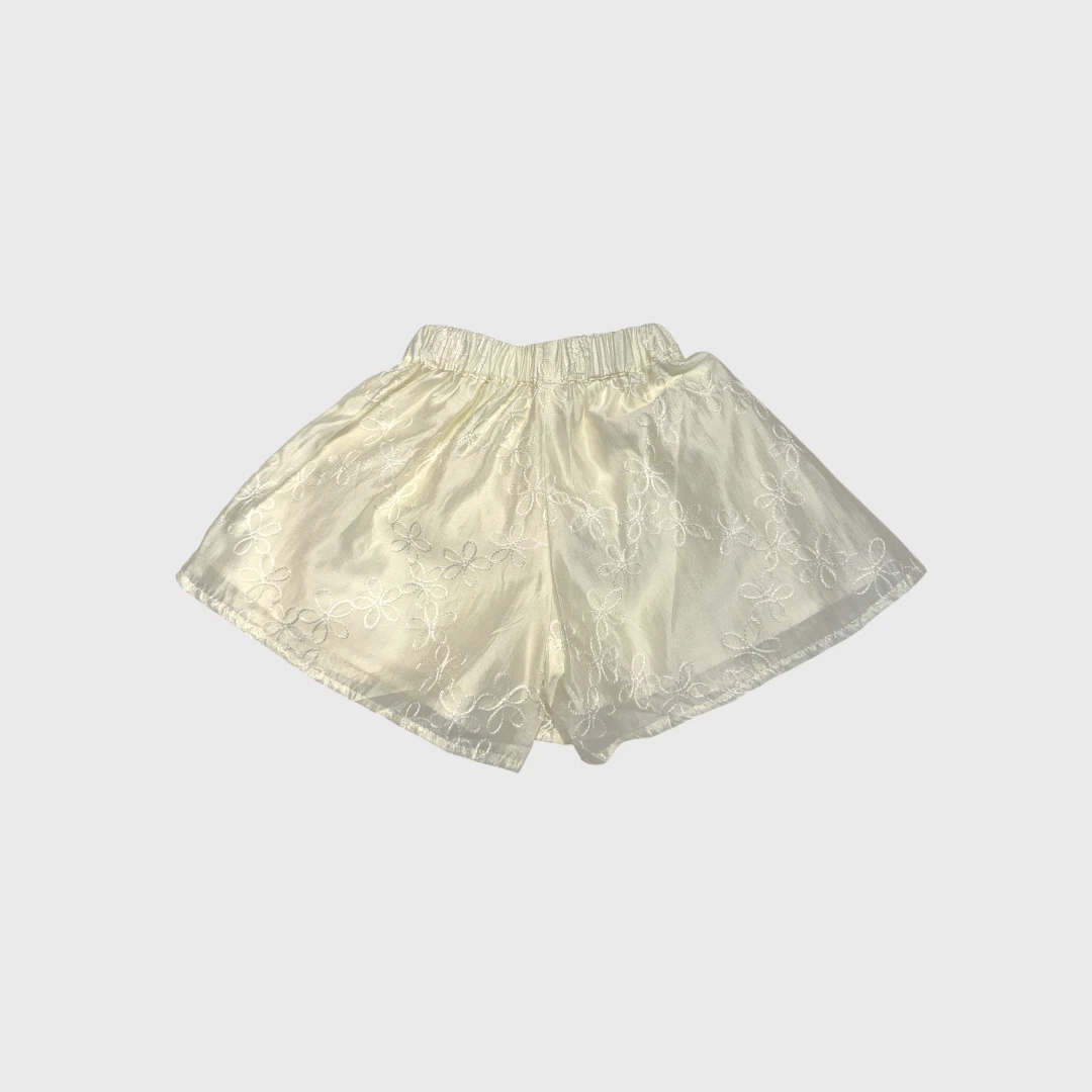 Белые шорты с вышивкой