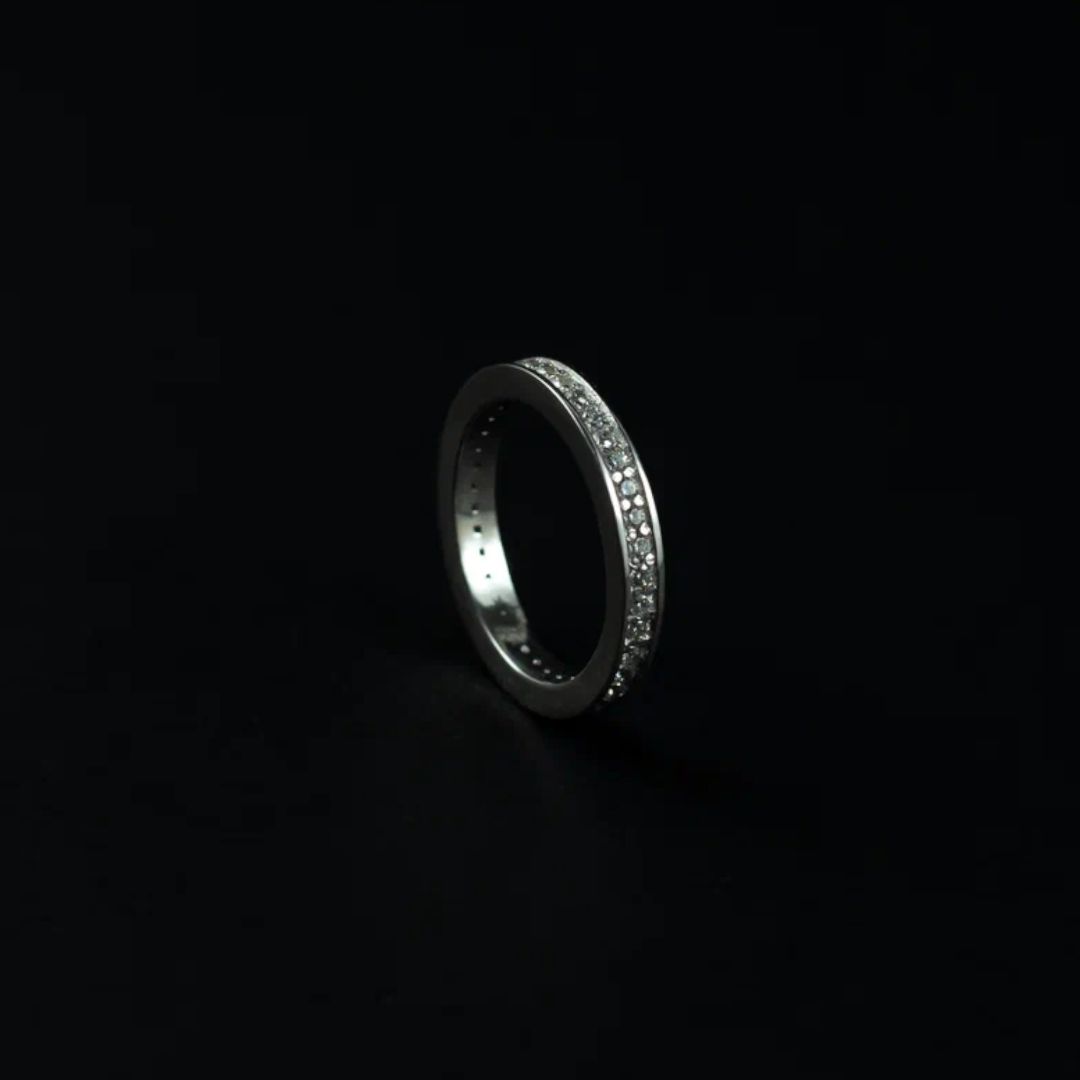 Кольцо с дорожкой из цирконов