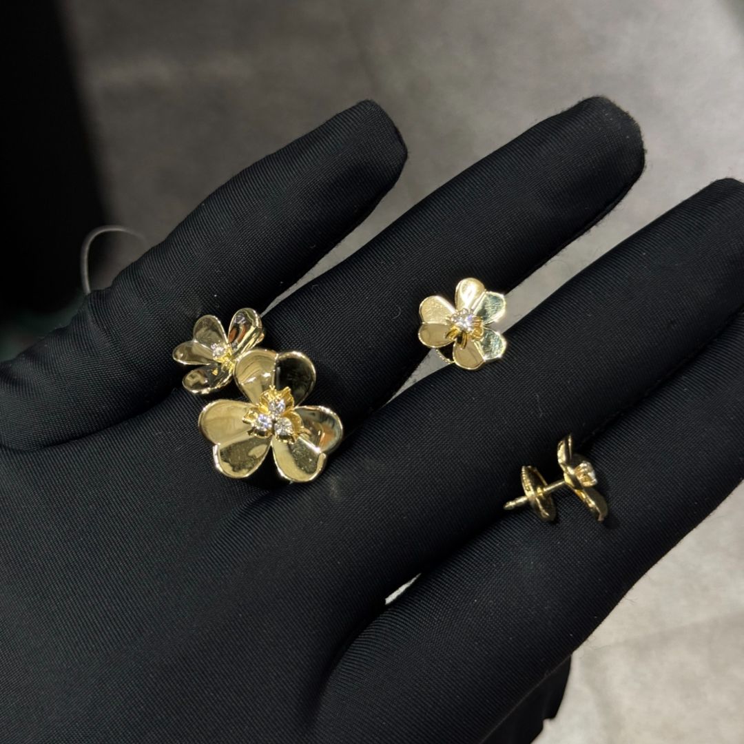Золотые серьги цветок с бриллиантами