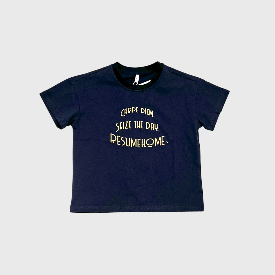 Темно-синяя футболка с принтом