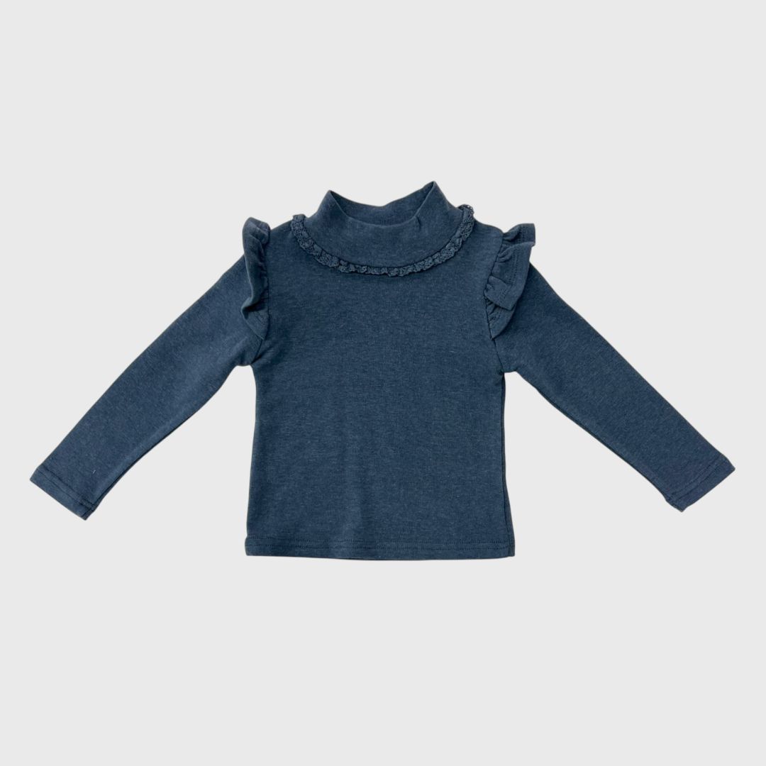 Темно-синяя водолазка с рюшами