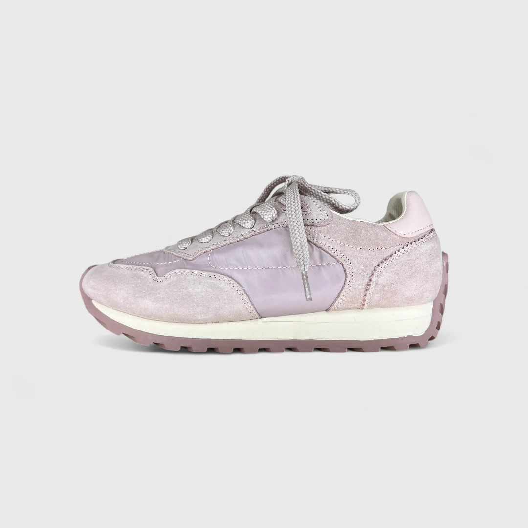 Розовые кроссовки