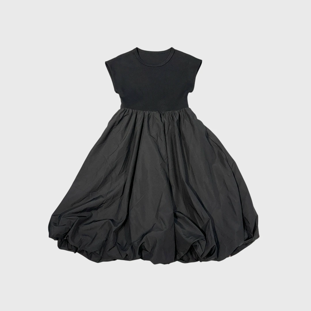 Черное платье с объемной юбкой