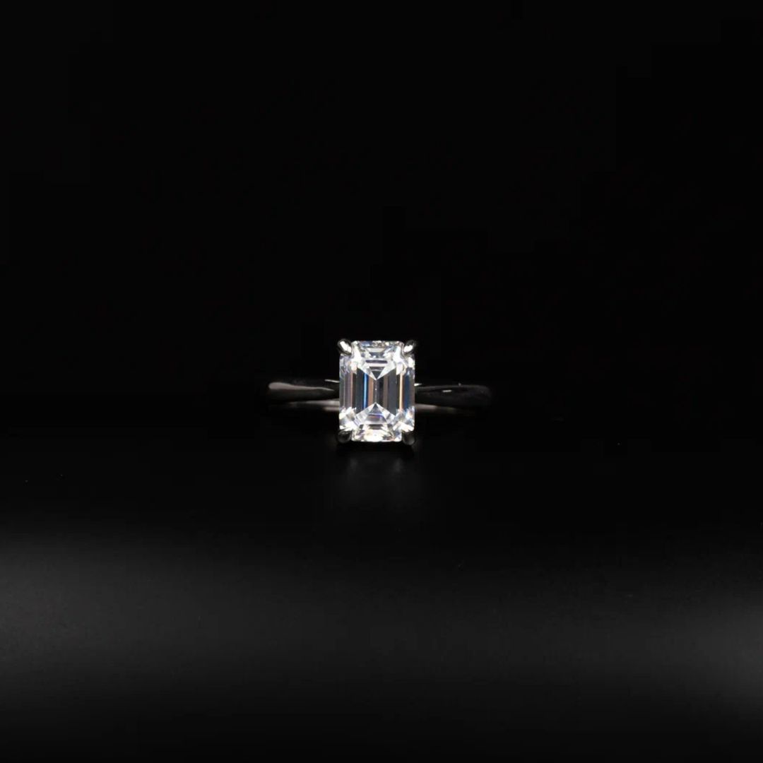 Кольцо с изумрудной огранкой