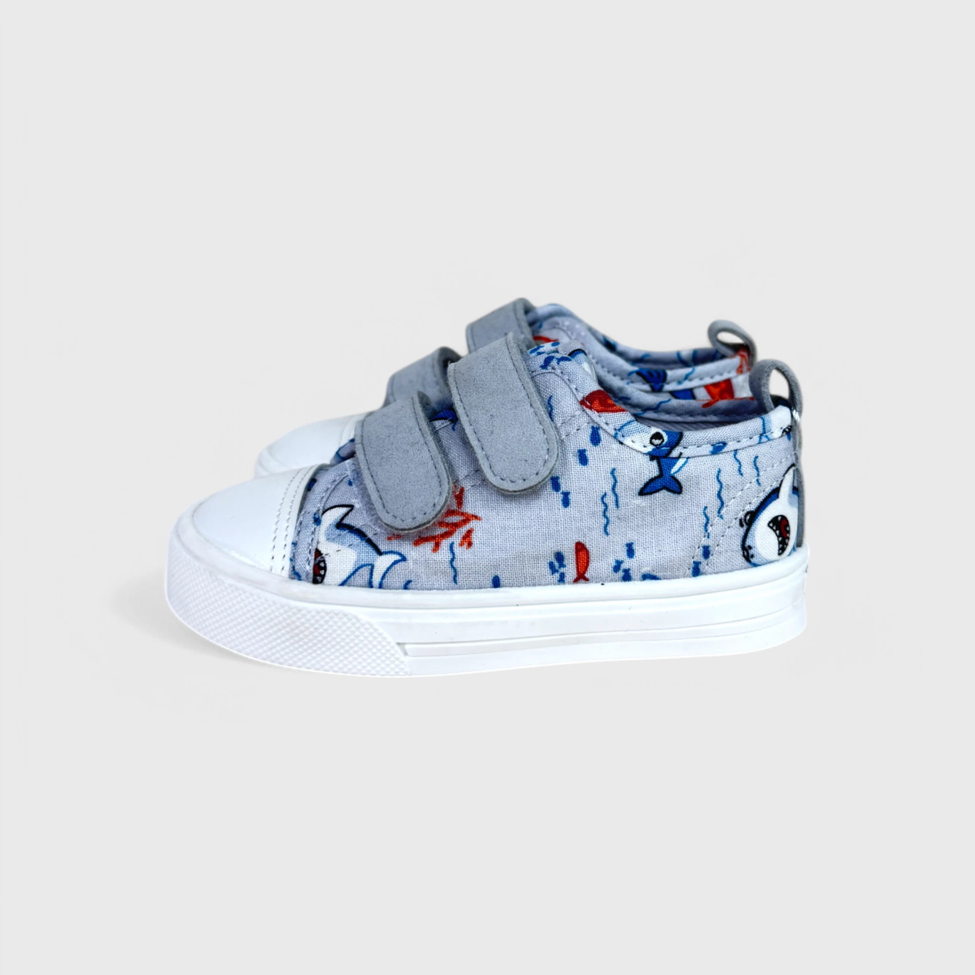 Светло-голубые кроссовки с рисунком рыб