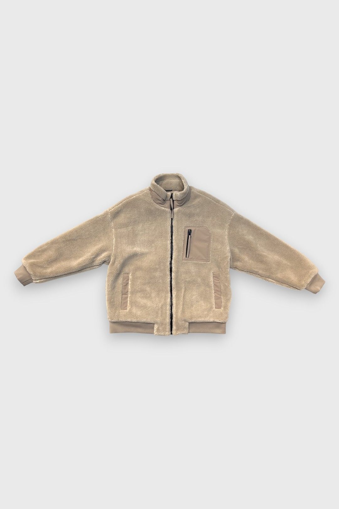 Бежевая куртка с флисовым покрытием