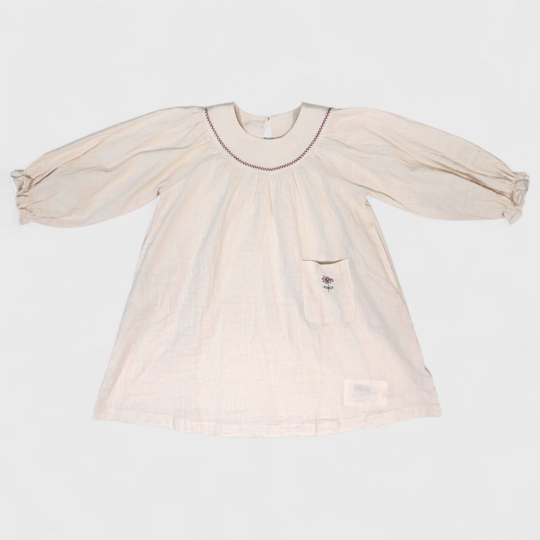 Светлое платье с вышивкой