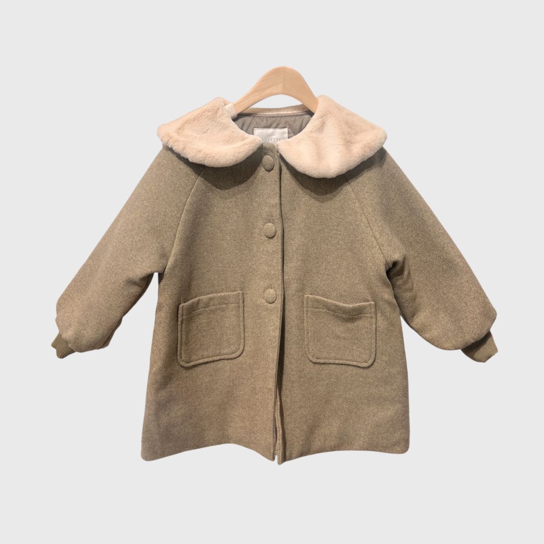 Бежевое пальто с меховым воротником