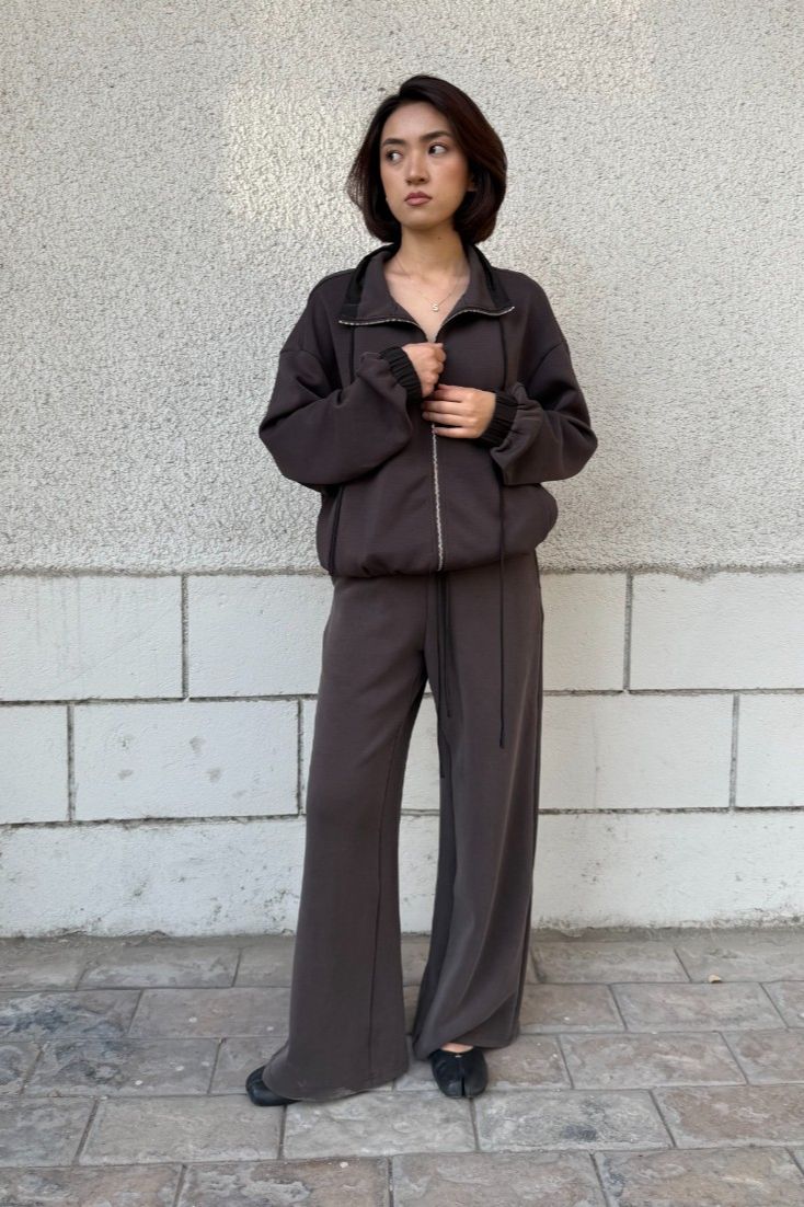 Шоколадный спортивный костюм