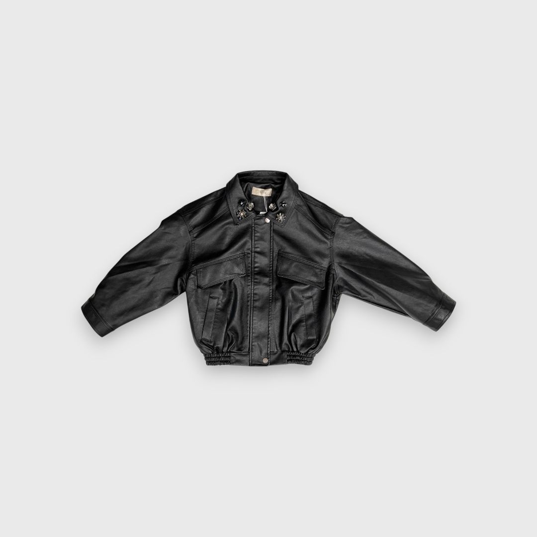 Черная кожаная куртка с карманами