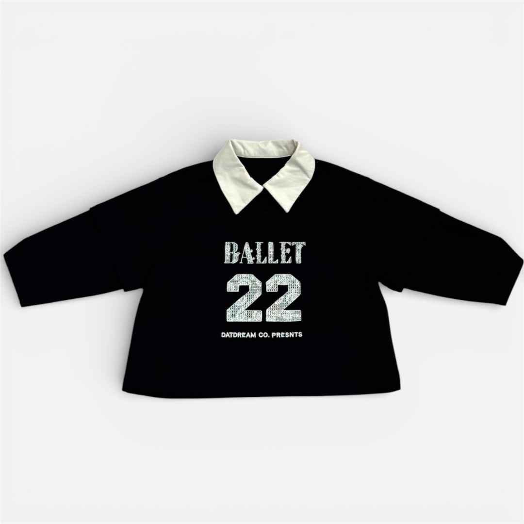 Черная футболка с белым воротником