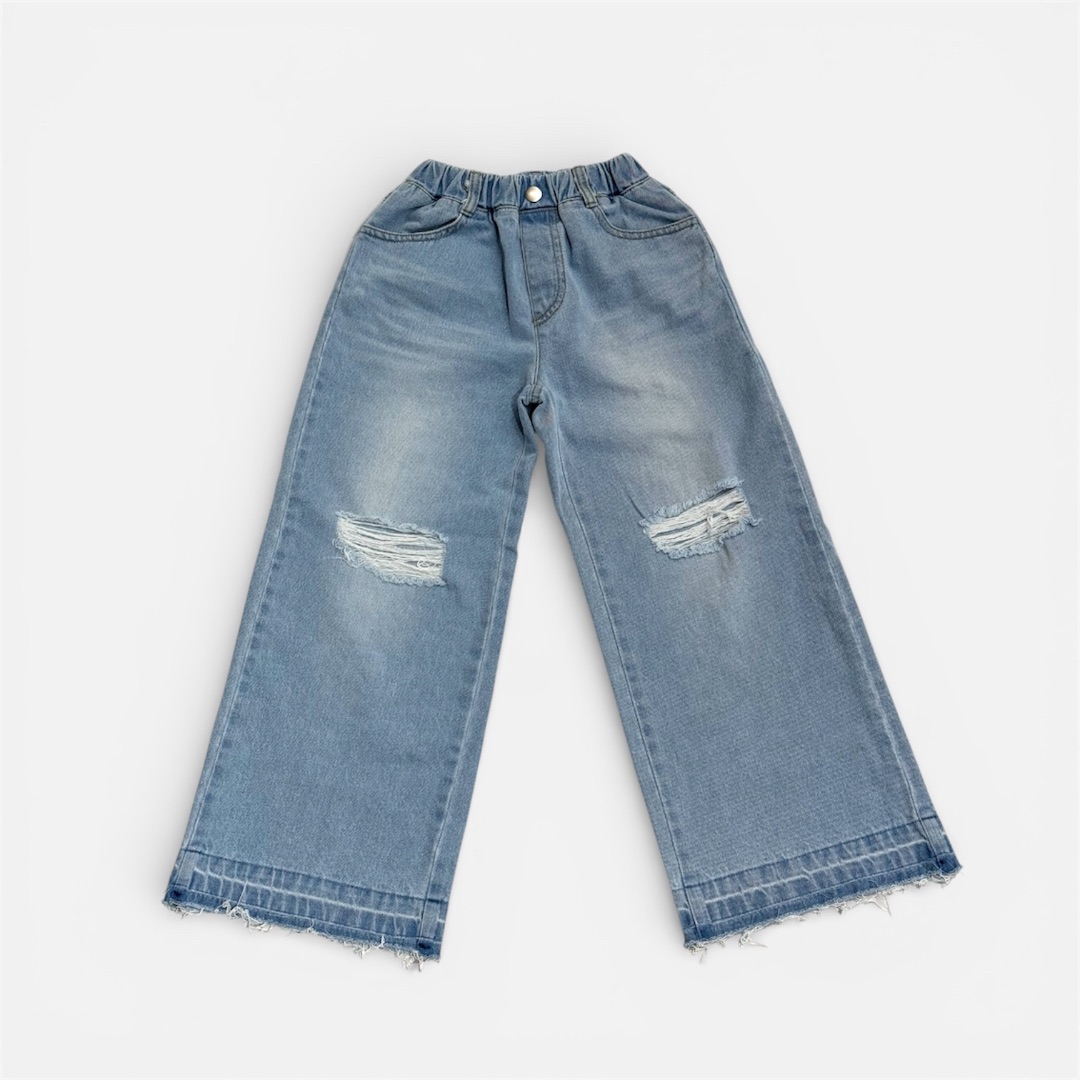 Синие джинсы с вытянутыми штанинами