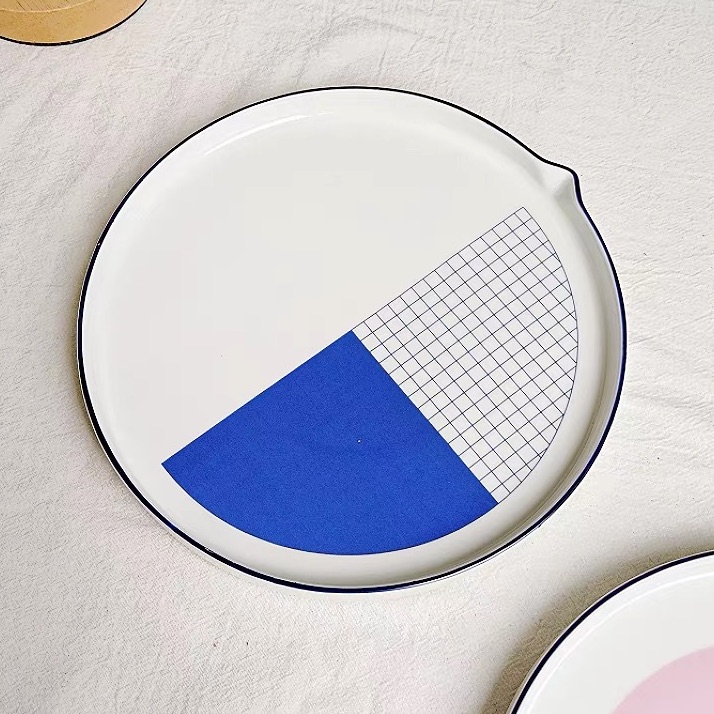 Белая тарелка с синей графикой