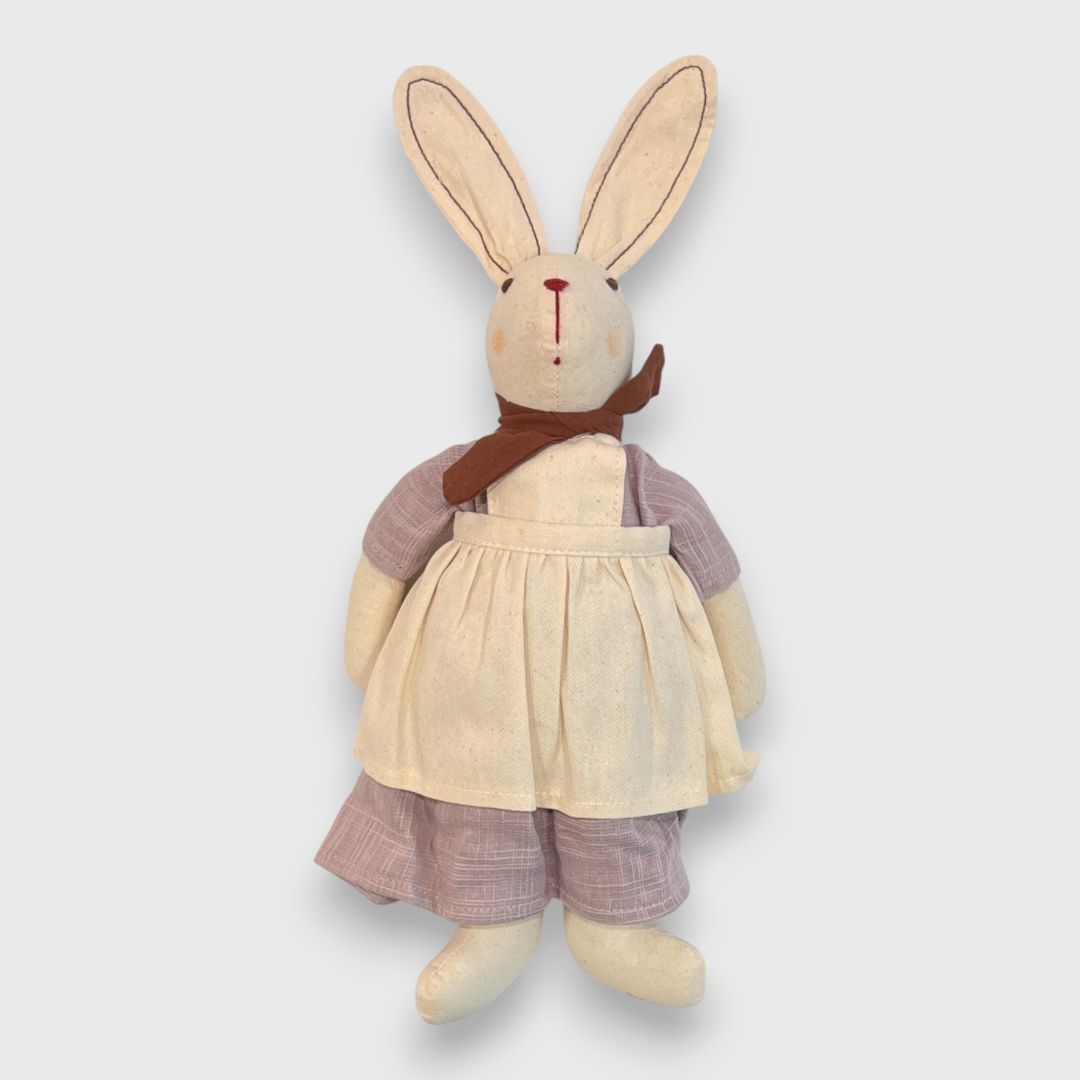 Кукла зайца в одежде бежевого цвета