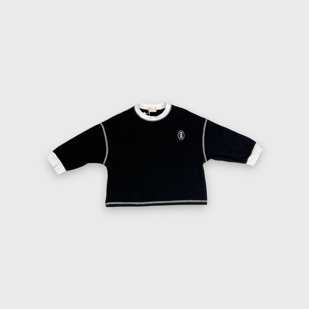 Черный свитшот с белыми деталями