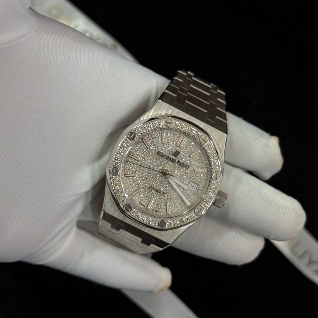 Серебристые часы Audemars Piguet