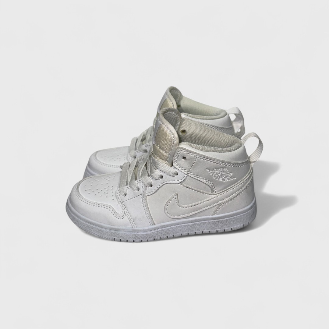 Бело-серые кроссовки Nike Air Jordan