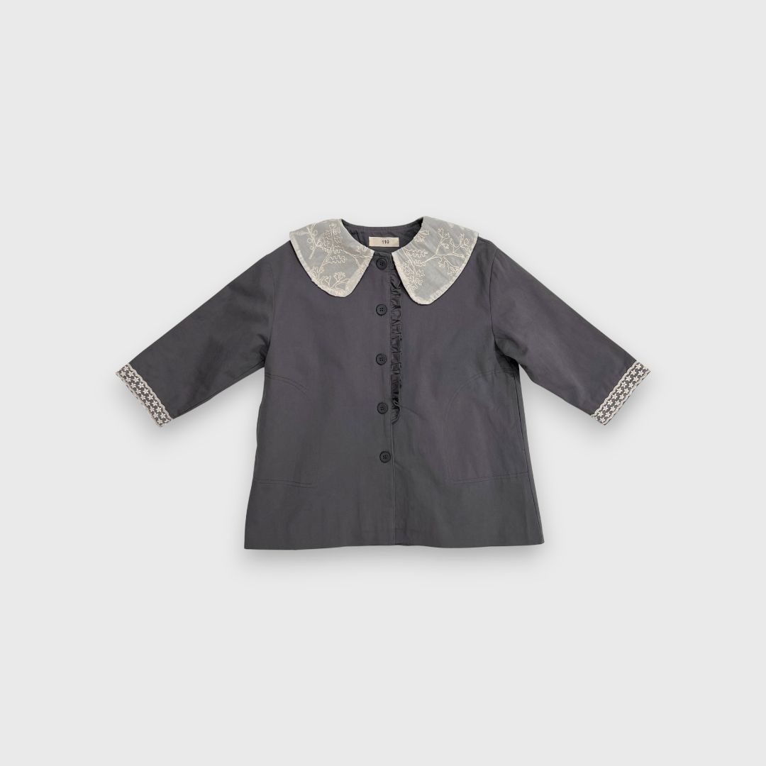 Серая блузка с кружевным воротником