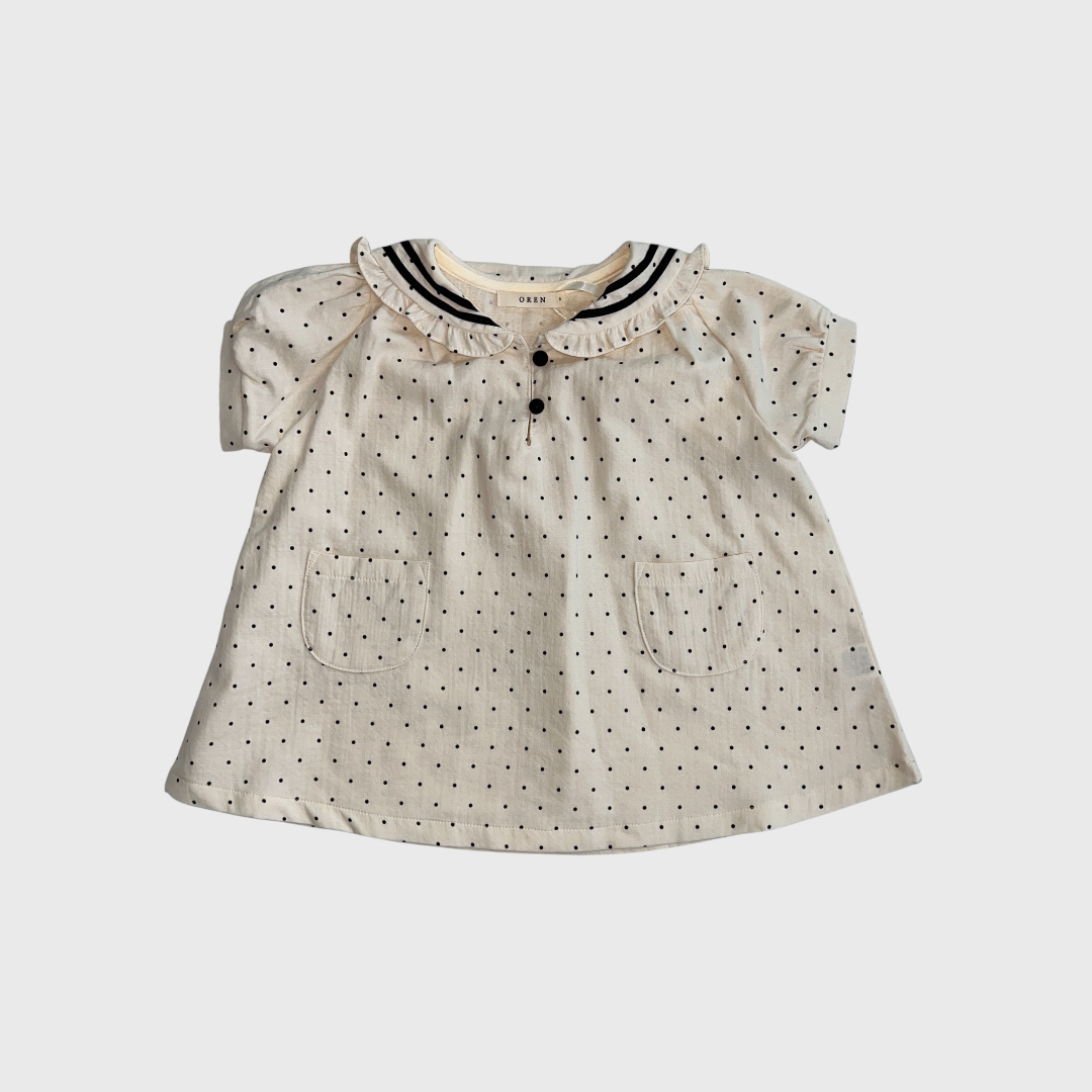 Бежевое платье с горошком